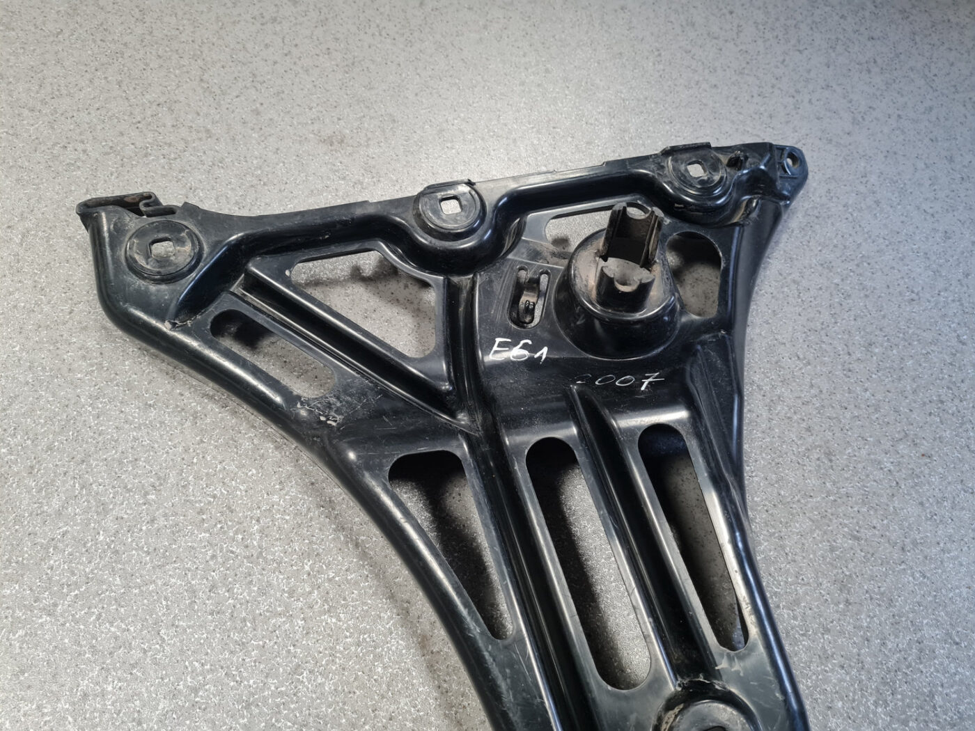 Aizmugurējā spārna un bufera stiprinājums priekš BMW 525D E61 2007 TOURING BLACK 6 Aizmugurējā spārna un bufera stiprinājums priekš BMW 525D E61 2007 TOURING BLACK