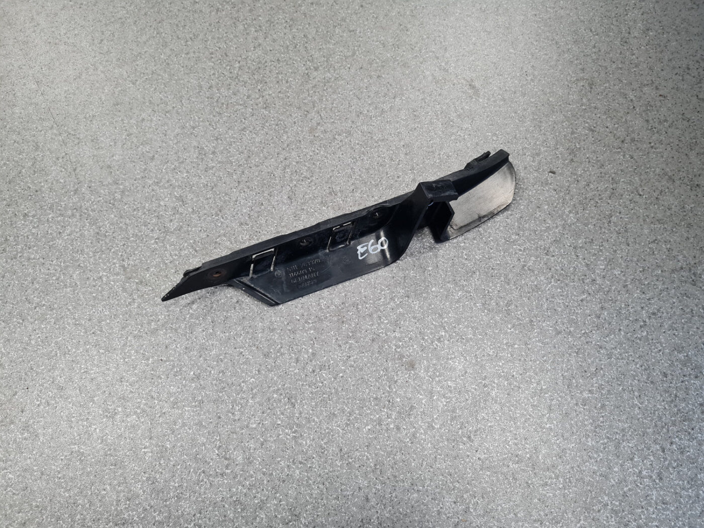 Priekšēja bufera kronšteins priekš BMW 520D E60 2006 ENG. 1 Priekšēja bufera kronšteins priekš BMW 520D E60 2006 ENG.