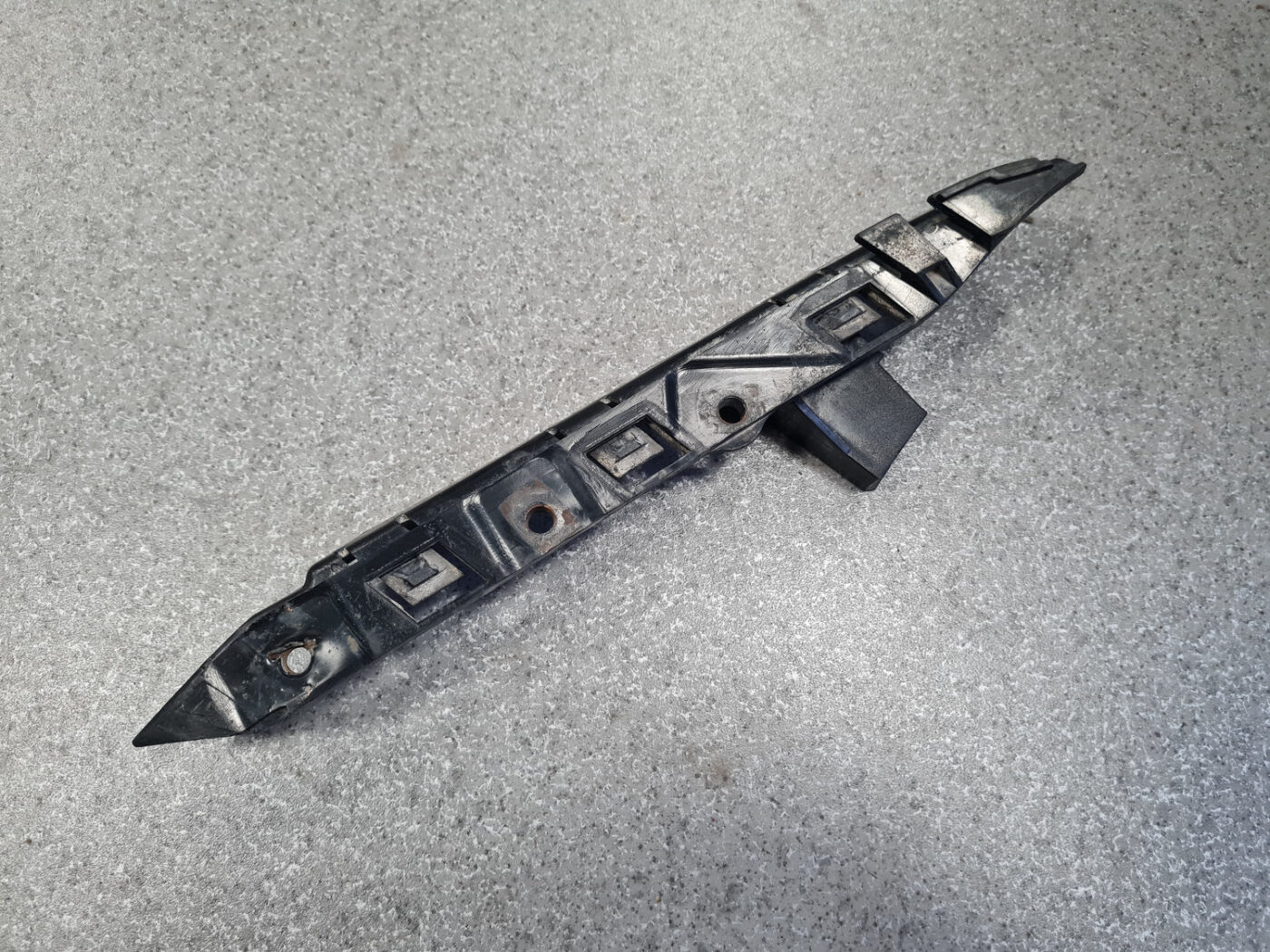 Priekšēja bufera kronšteins priekš BMW 520D E60 2006 ENG. 6 Priekšēja bufera kronšteins priekš BMW 520D E60 2006 ENG.