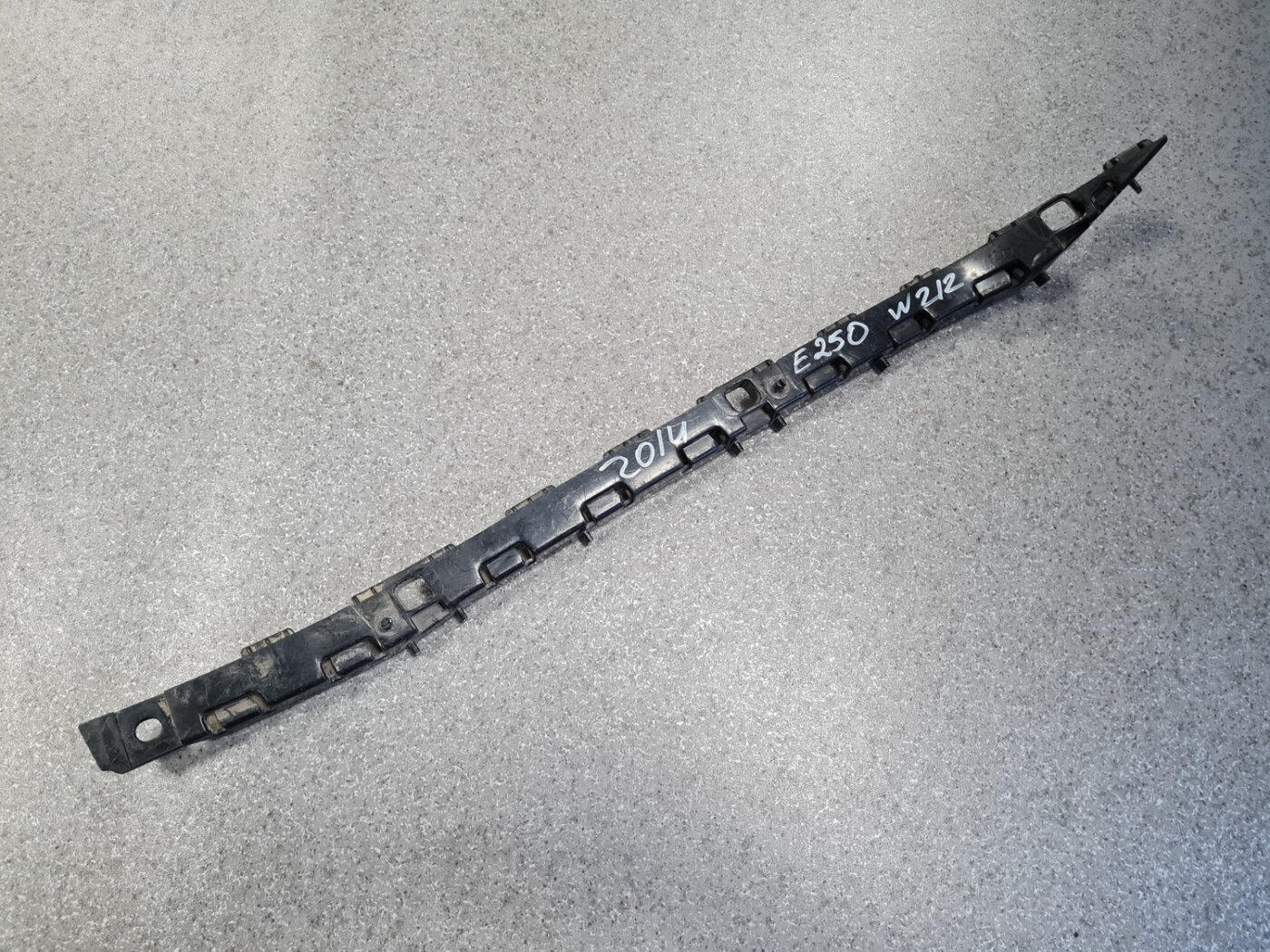 Aizmugurējā spārna un bufera stiprinājums priekš MERCEDES BENZ E250 W212 2014 2 Aizmugurējā spārna un bufera stiprinājums priekš MERCEDES BENZ E250 W212 2014
