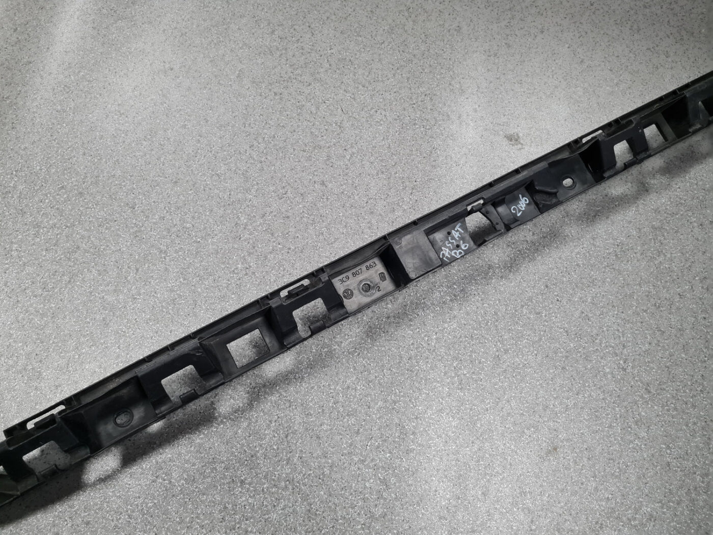 Aizmugurējā bufera centrālais stiprinājums priekš VW PASSAT 2007 UNIVERSAL SILVER 8 Aizmugurējā bufera centrālais stiprinājums priekš VW PASSAT 2007 UNIVERSAL SILVER