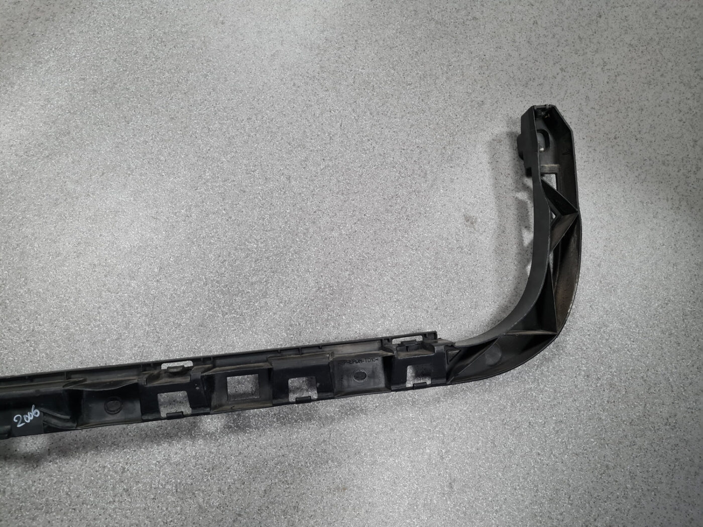 Aizmugurējā bufera centrālais stiprinājums priekš VW PASSAT 2007 UNIVERSAL SILVER 6 Aizmugurējā bufera centrālais stiprinājums priekš VW PASSAT 2007 UNIVERSAL SILVER