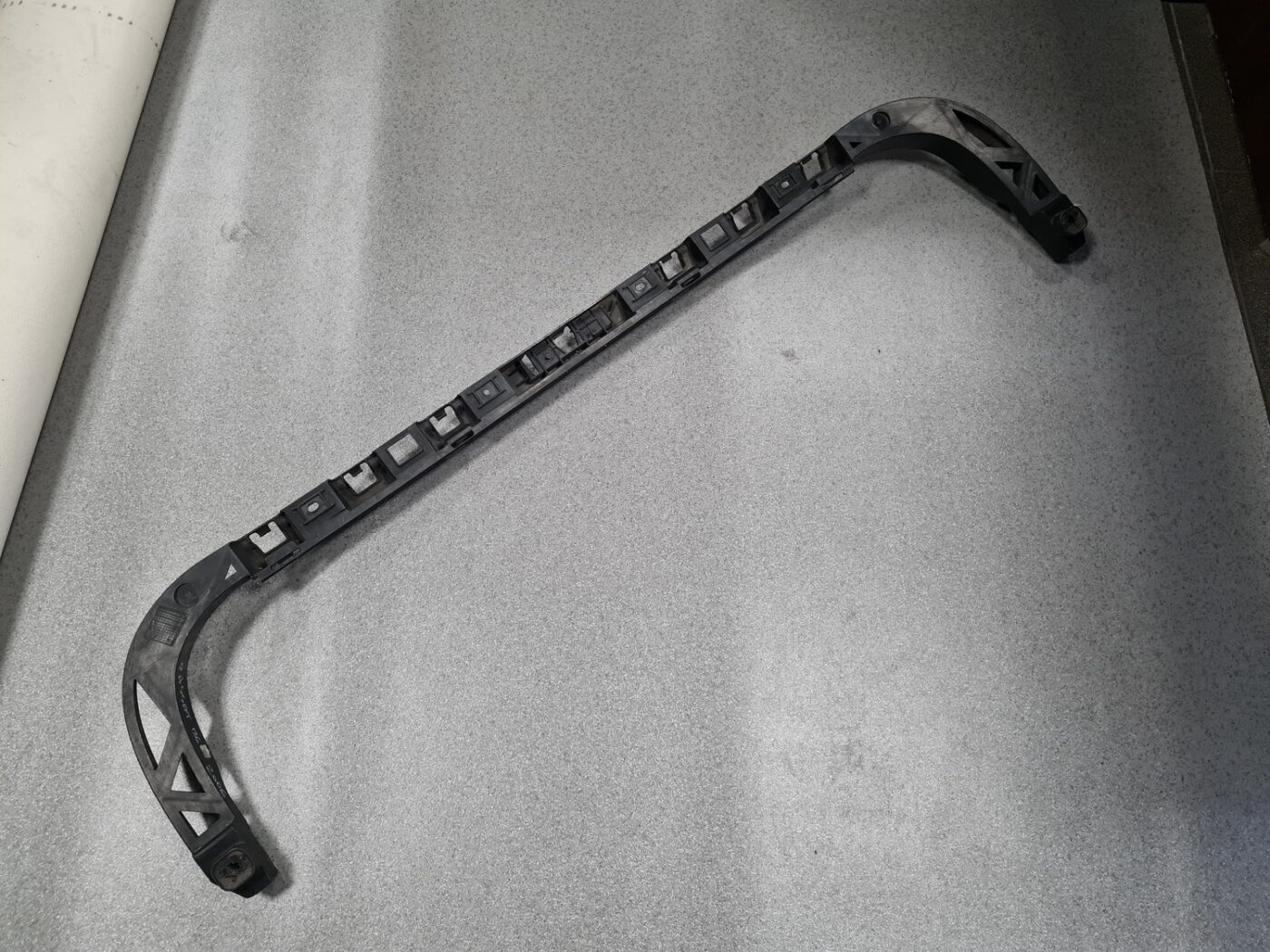 Aizmugurējā bufera centrālais stiprinājums priekš VW PASSAT 2007 UNIVERSAL SILVER 3 Aizmugurējā bufera centrālais stiprinājums priekš VW PASSAT 2007 UNIVERSAL SILVER