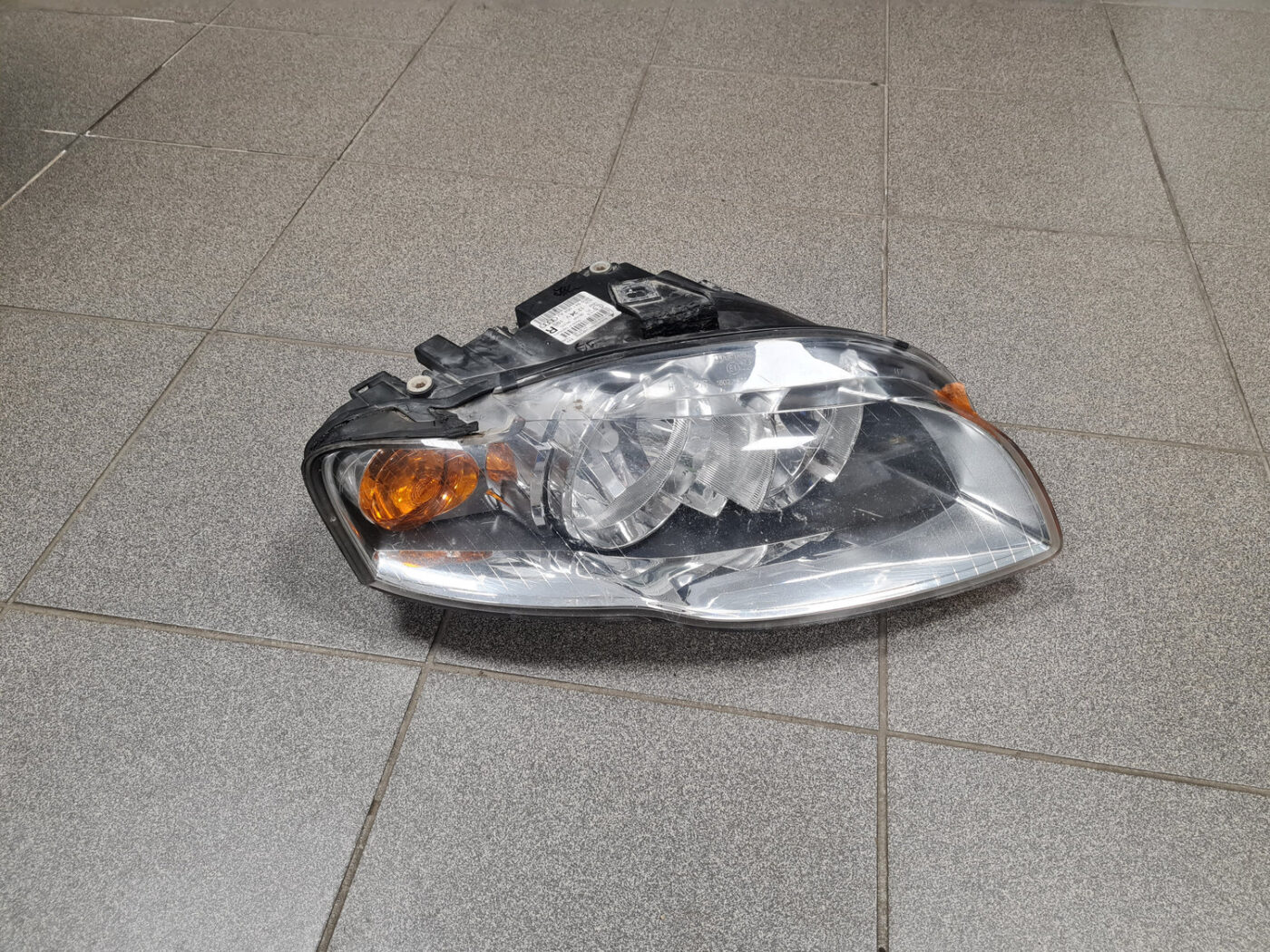 Priekšējais labais lukturis priekš AUDI A4 2007 1 Priekšējais labais lukturis priekš AUDI A4 2007