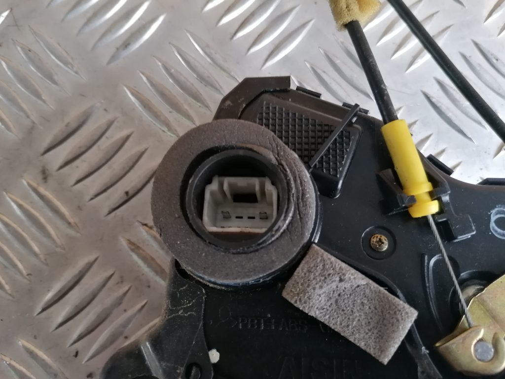 Priekšējo kreiso durvju slēdzene priekš TOYOTA COROLLA VERSO 2005 5 Priekšējo kreiso durvju slēdzene priekš TOYOTA COROLLA VERSO 2005