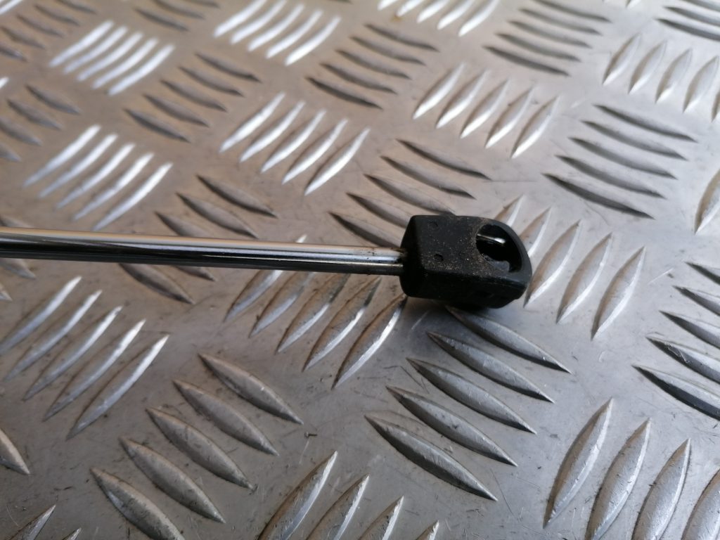 Bagažnieka vāka amortizators priekš NISSAN PATHFINDER 2006 2 Bagažnieka vāka amortizators priekš NISSAN PATHFINDER 2006