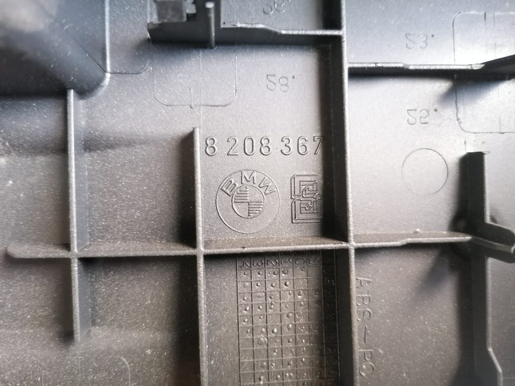 Aizmugurēja sēdekļa atzveltnes plastmasas uzlika priekš BMW 320D E46 2004 TOURING 3 Aizmugurēja sēdekļa atzveltnes plastmasas uzlika priekš BMW 320D E46 2004 TOURING