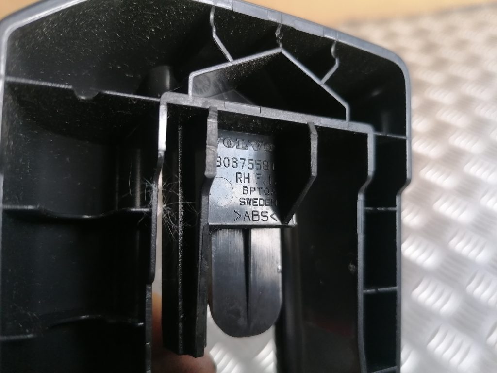 Salona plastmasa priekš VOLVO XC70 2007 3 Salona plastmasa priekš VOLVO XC70 2007