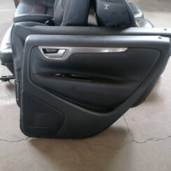 Aizmugurējo labo durvju apdare priekš VOLVO XC70 2007