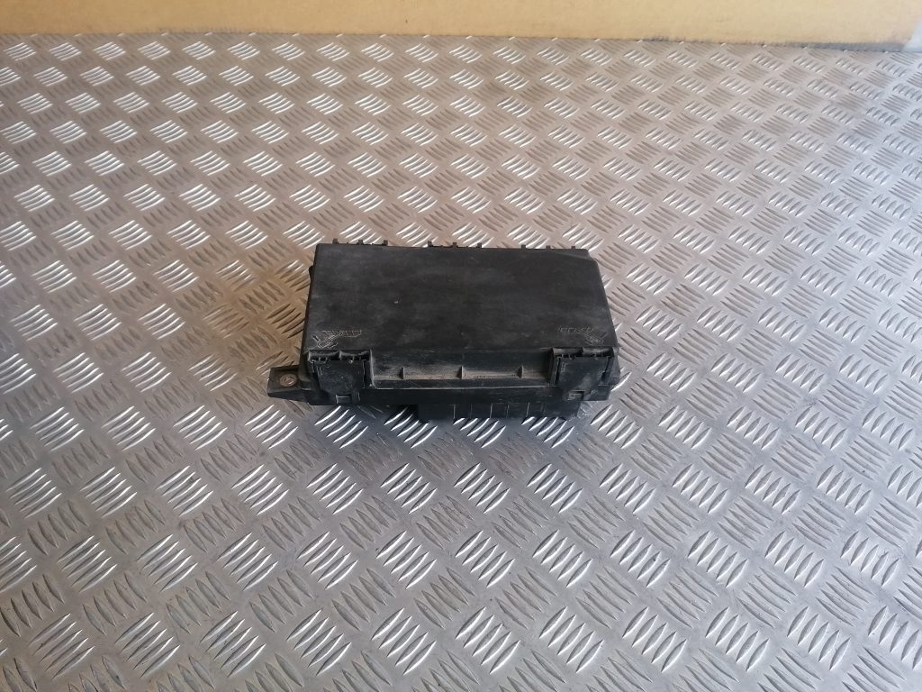 Drošinātāju bloks priekš OPEL ASTRA H 2005 2 Drošinātāju bloks priekš OPEL ASTRA H 2005