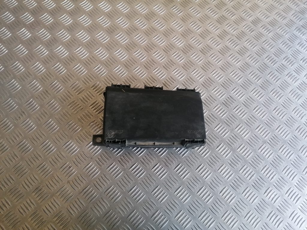 Drošinātāju bloks priekš OPEL ASTRA H 2005 1 Drošinātāju bloks priekš OPEL ASTRA H 2005