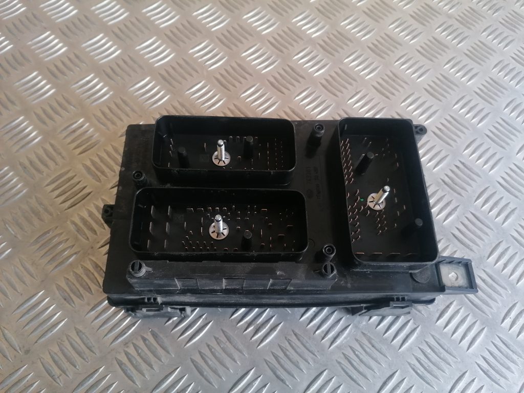 Drošinātāju bloks priekš OPEL ASTRA H 2005 4 Drošinātāju bloks priekš OPEL ASTRA H 2005