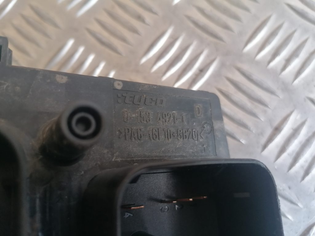 Drošinātāju bloks priekš OPEL ASTRA H 2005 6 Drošinātāju bloks priekš OPEL ASTRA H 2005