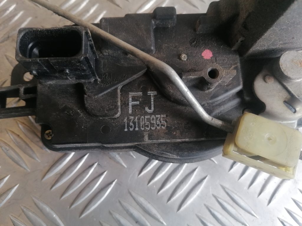 Priekšējo labo durvju slēdzene priekš OPEL ASTRA H 2005 5 Priekšējo labo durvju slēdzene priekš OPEL ASTRA H 2005