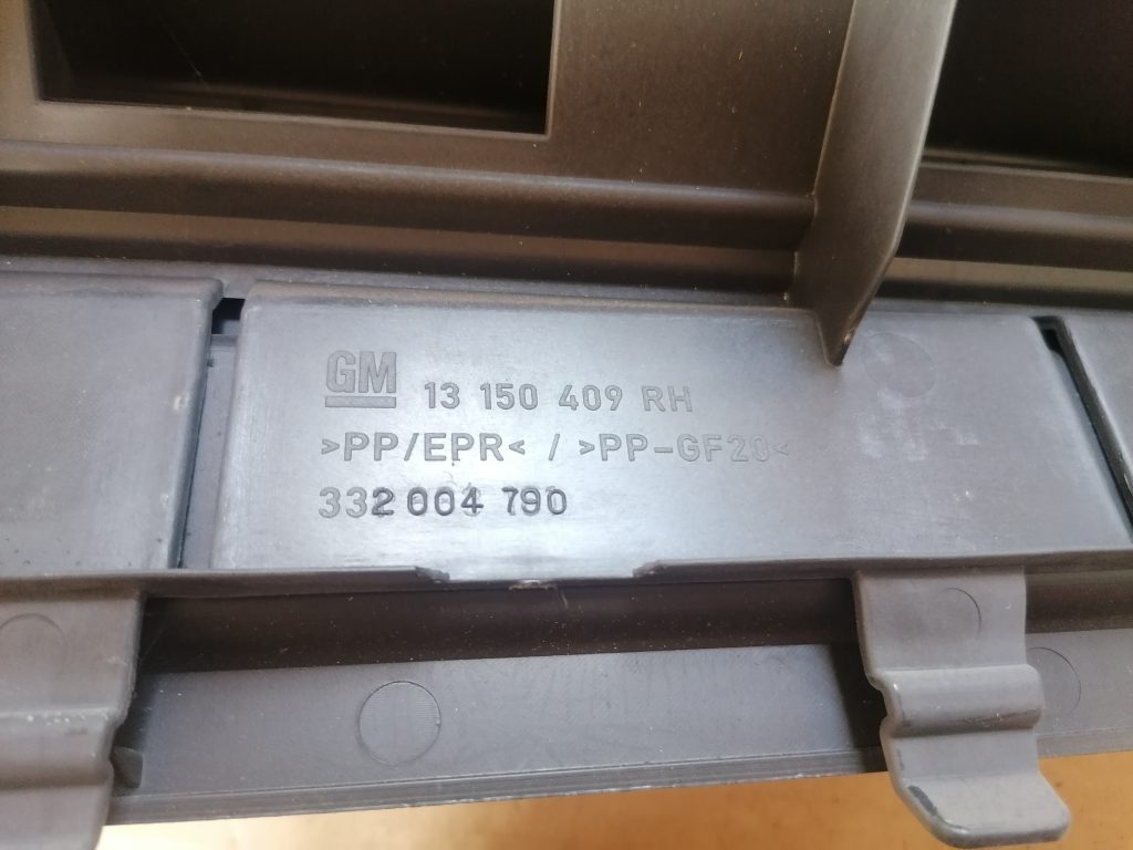 Bagāžnieka žalūziju sliedes priekš OPEL ASTRA H 2005 3 Bagāžnieka žalūziju sliedes priekš OPEL ASTRA H 2005