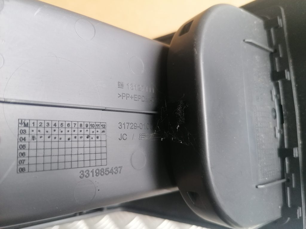 Centrālās konsoles nodalījums priekš OPEL ASTRA H 2005 4 Centrālās konsoles nodalījums priekš OPEL ASTRA H 2005