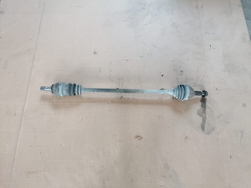 Pusass priekšēja labā priekš OPEL ASTRA H 2005 1 Pusass priekšēja labā priekš OPEL ASTRA H 2005