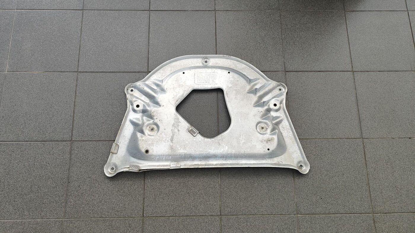 Dzinēja aizsargs priekš BMW 525 E60 2006 OLIVE 1 Dzinēja aizsargs priekš BMW 525 E60 2006 OLIVE