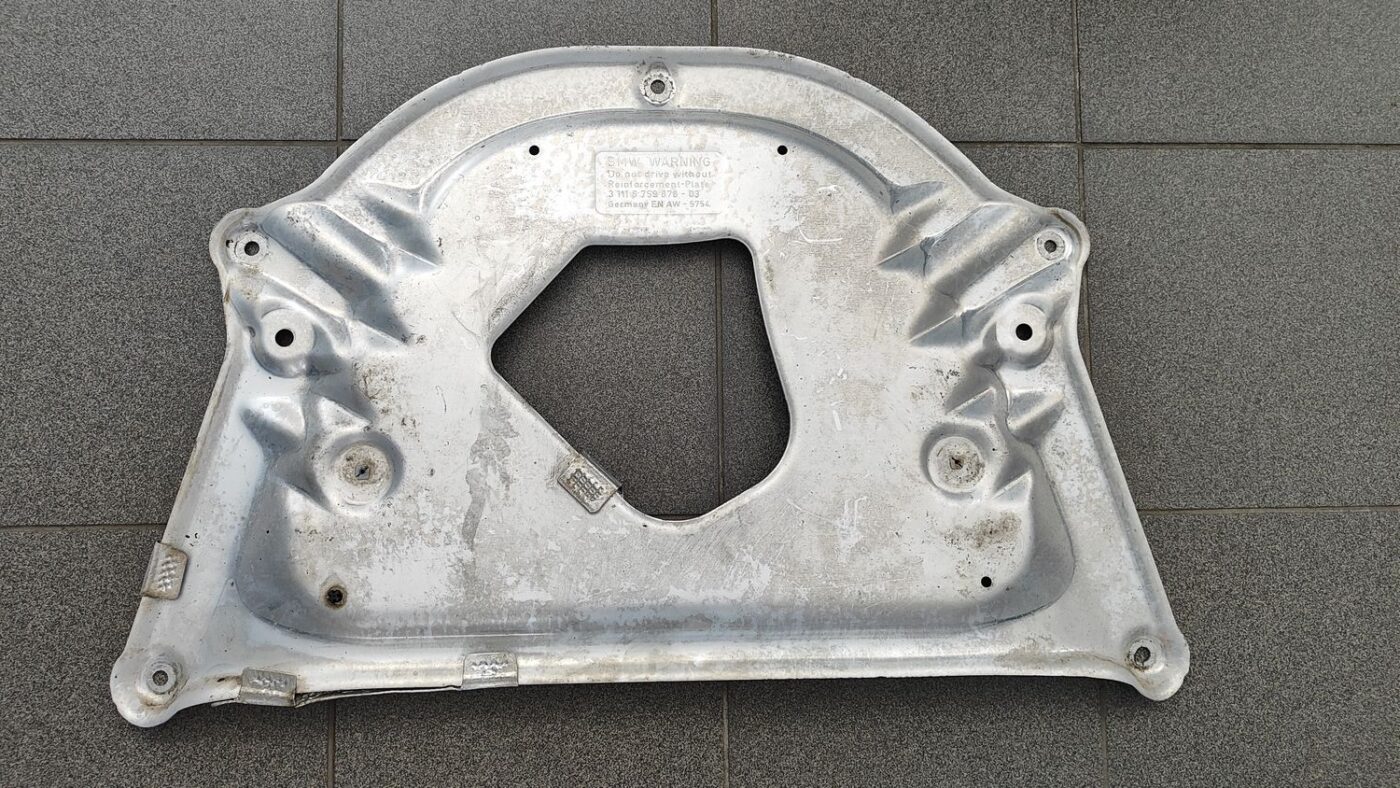 Dzinēja aizsargs priekš BMW 525 E60 2006 OLIVE 2 Dzinēja aizsargs priekš BMW 525 E60 2006 OLIVE