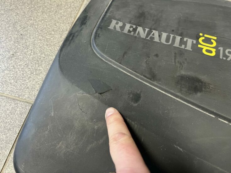 Dzinēja dekoratīvais vāks priekš RENAULT MEGANE 2004
