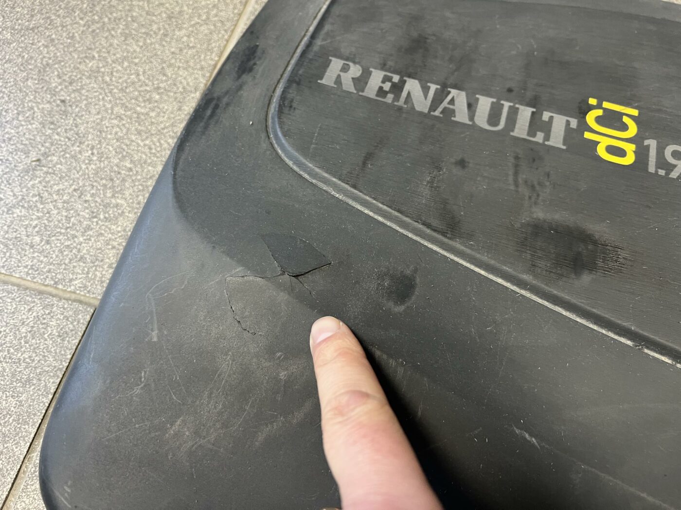 Dzinēja dekoratīvais vāks priekš RENAULT MEGANE 2004 2 Dzinēja dekoratīvais vāks priekš RENAULT MEGANE 2004