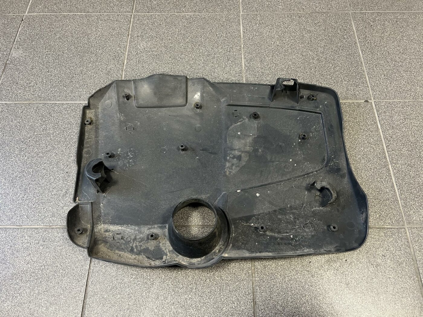 Dzinēja dekoratīvais vāks priekš RENAULT MEGANE 2004 5 Dzinēja dekoratīvais vāks priekš RENAULT MEGANE 2004