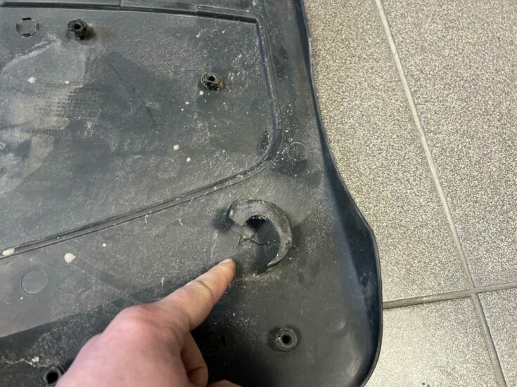 Dzinēja dekoratīvais vāks priekš RENAULT MEGANE 2004