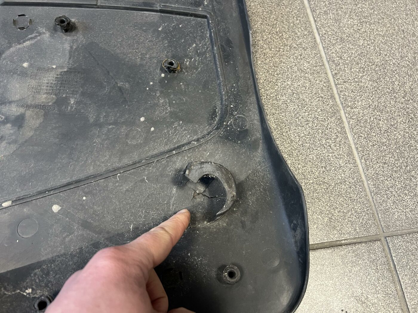Dzinēja dekoratīvais vāks priekš RENAULT MEGANE 2004 3 Dzinēja dekoratīvais vāks priekš RENAULT MEGANE 2004
