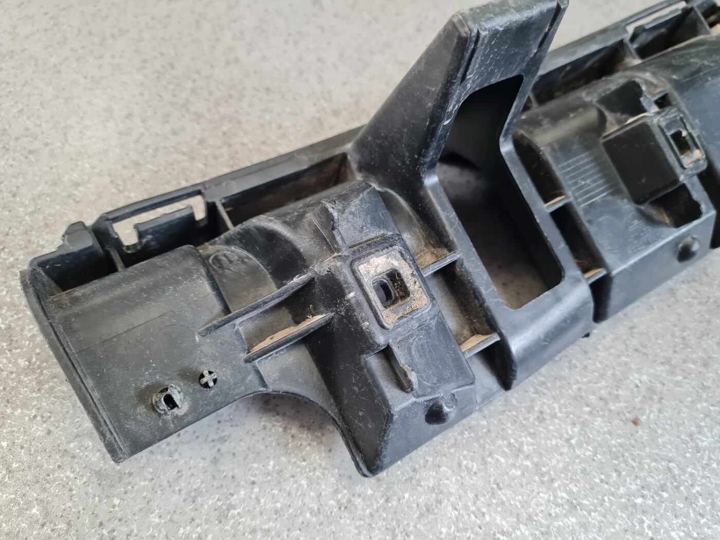 Aizmugurējā spārna un bufera stiprinājums priekš VOLVO C30 2008 SILVER 7 Aizmugurējā spārna un bufera stiprinājums priekš VOLVO C30 2008 SILVER