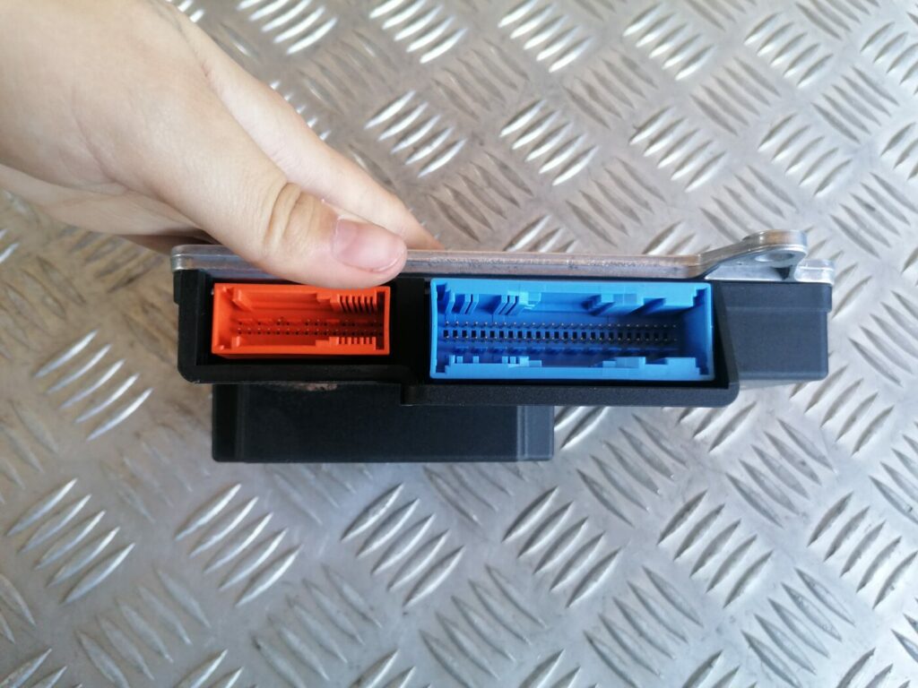 Drošības spilvena vadības bloks priekš VOLVO C30 2008 SILVER 3 Drošības spilvena vadības bloks priekš VOLVO C30 2008 SILVER