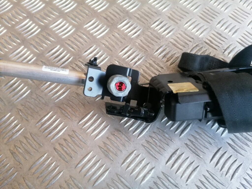 Priekšējā kreisā drošības josta priekš VOLVO C30 2008 SILVER 2 Priekšējā kreisā drošības josta priekš VOLVO C30 2008 SILVER