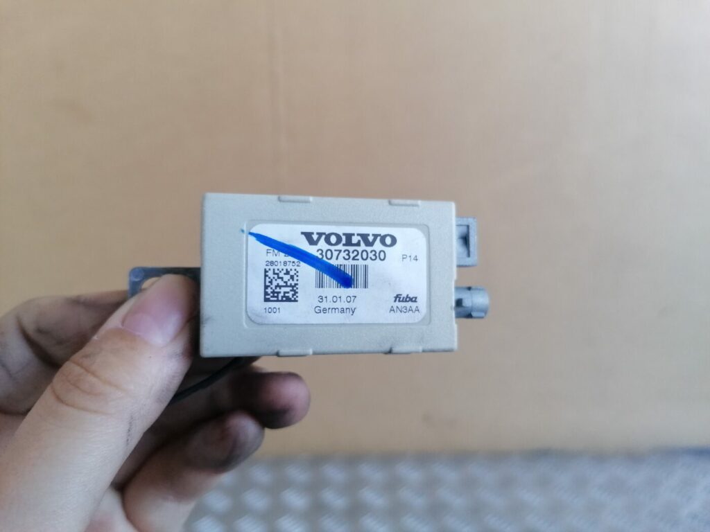 Antenas pastiprinātāja bloks priekš VOLVO C30 2008 SILVER 4 Antenas pastiprinātāja bloks priekš VOLVO C30 2008 SILVER