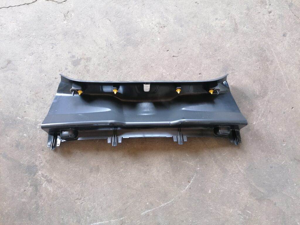 Bagažnieka nodalījuma sliekšņa uzlika priekš VOLVO C30 2008 SILVER 3 Bagažnieka nodalījuma sliekšņa uzlika priekš VOLVO C30 2008 SILVER