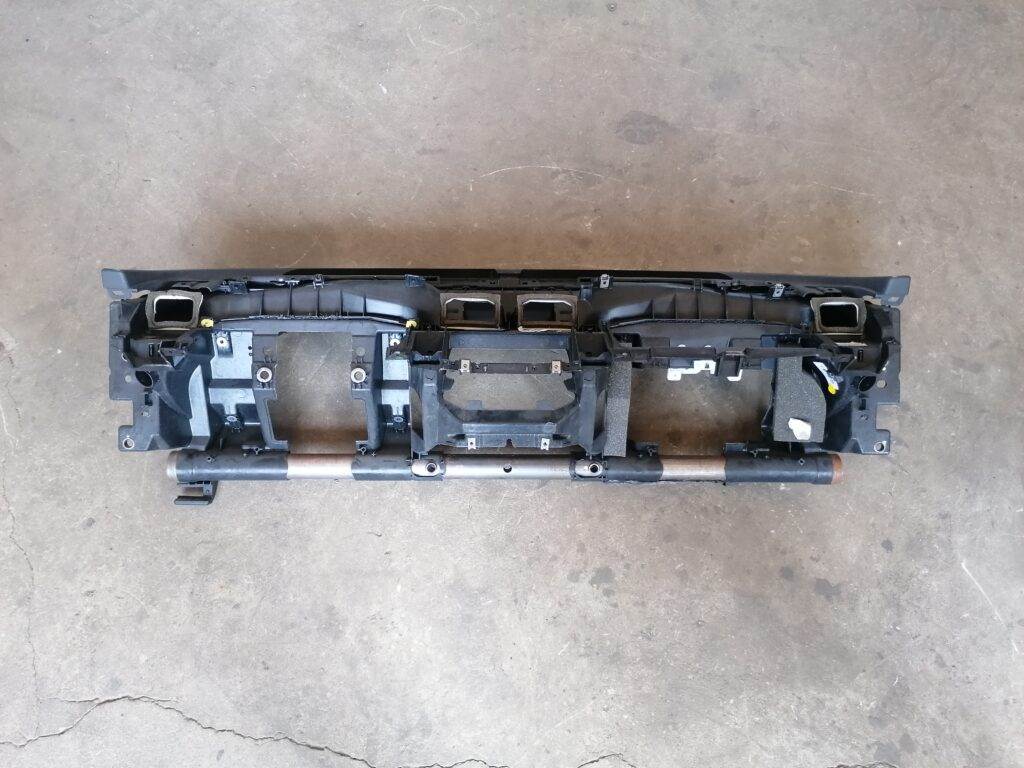 Mērinstrumentu paneļa pastiprinātājs priekš VOLVO C30 2008 SILVER 2 Mērinstrumentu paneļa pastiprinātājs priekš VOLVO C30 2008 SILVER