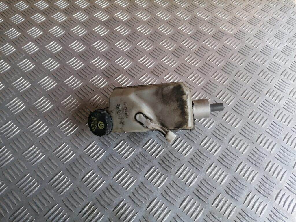 Bremžu pastiprinātāja galvenais cilindrs priekš VOLVO C30 2008 SILVER 1 Bremžu pastiprinātāja galvenais cilindrs priekš VOLVO C30 2008 SILVER