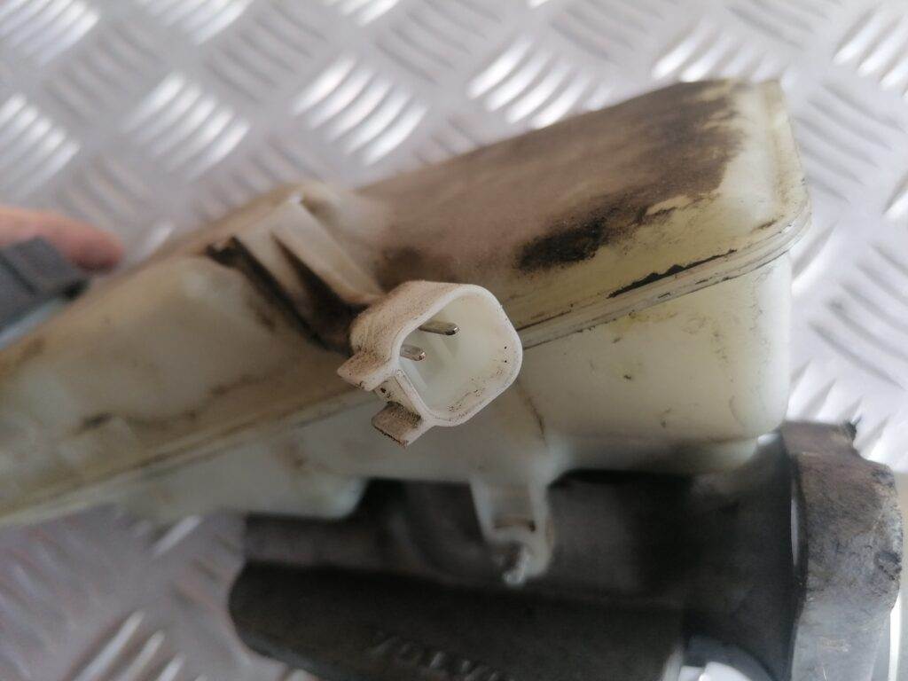 Bremžu pastiprinātāja galvenais cilindrs priekš VOLVO C30 2008 SILVER 2 Bremžu pastiprinātāja galvenais cilindrs priekš VOLVO C30 2008 SILVER