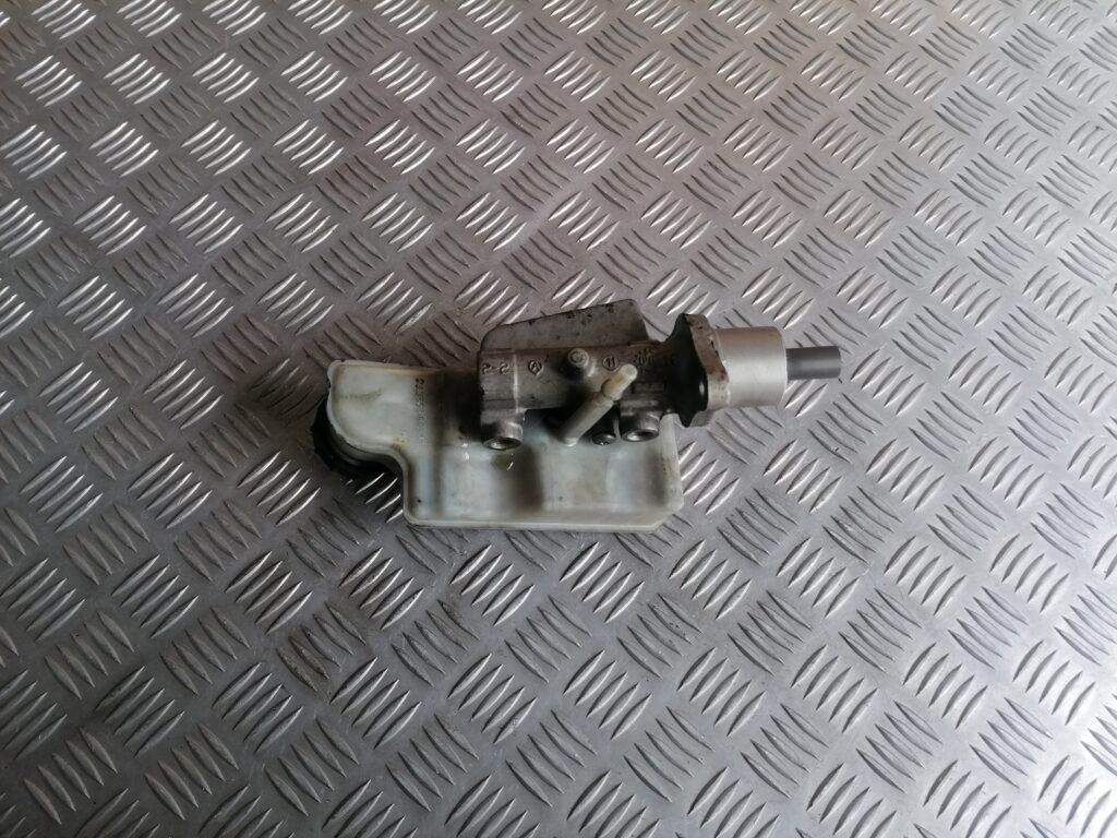 Bremžu pastiprinātāja galvenais cilindrs priekš VOLVO C30 2008 SILVER 4 Bremžu pastiprinātāja galvenais cilindrs priekš VOLVO C30 2008 SILVER