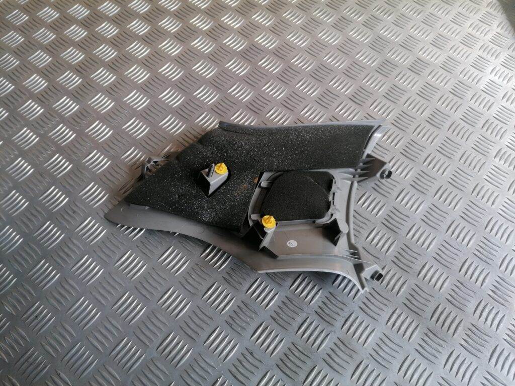 Bagažnieka nodalījuma statnes apdare priekš VOLVO C30 2008 SILVER 2 Bagažnieka nodalījuma statnes apdare priekš VOLVO C30 2008 SILVER