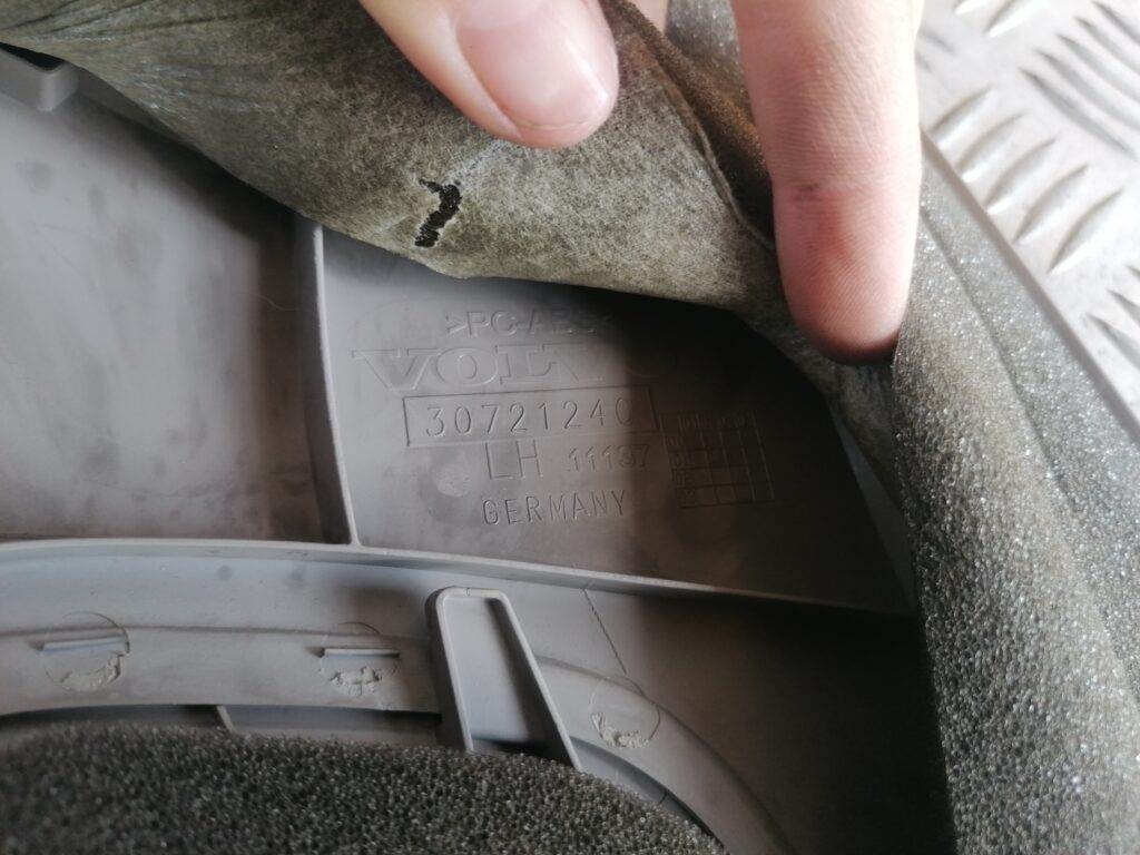 Bagažnieka nodalījuma statnes apdare priekš VOLVO C30 2008 SILVER 3 Bagažnieka nodalījuma statnes apdare priekš VOLVO C30 2008 SILVER