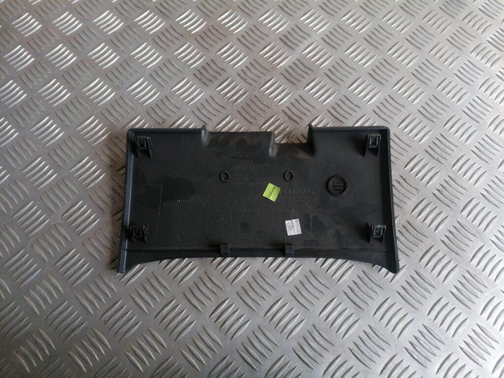 Mērinstrumentu paneļa apakšēja apdare priekš VOLVO C30 2008 SILVER 2 Mērinstrumentu paneļa apakšēja apdare priekš VOLVO C30 2008 SILVER