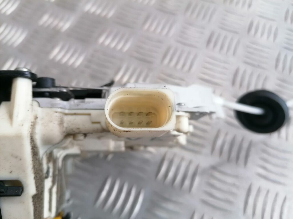 Aizmugurējo kreiso durvju slēdzene priekš AUDI A4 2008 AVANT 2 Aizmugurējo kreiso durvju slēdzene priekš AUDI A4 2008 AVANT