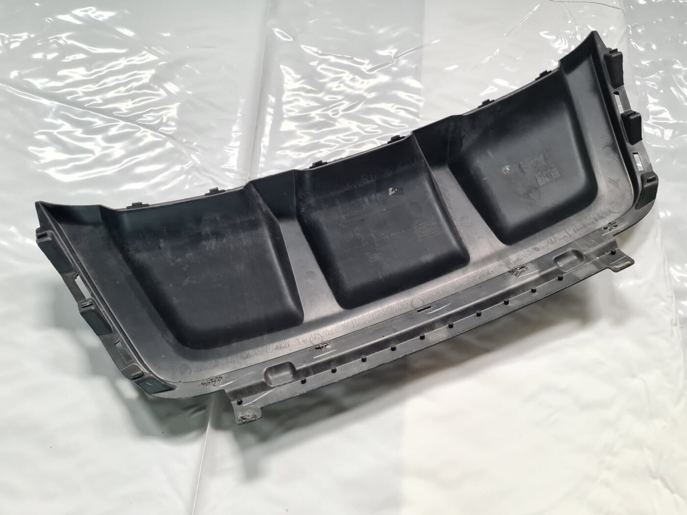 Aizmugurēja bufera uzlika priekš LAND ROVER EVOQUE 2012-2019 12 Aizmugurēja bufera uzlika priekš LAND ROVER EVOQUE 2012-2019