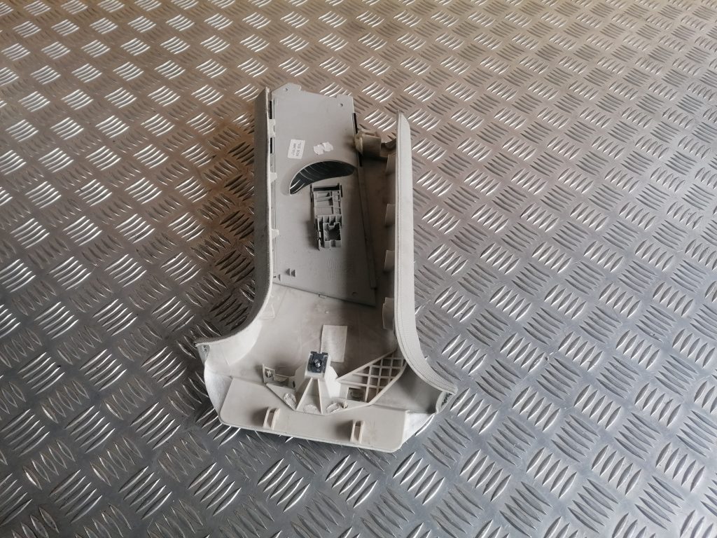 Vidējas salona statnes apdare priekš VW GOLF VARIANT 2012 2 Vidējas salona statnes apdare priekš VW GOLF VARIANT 2012