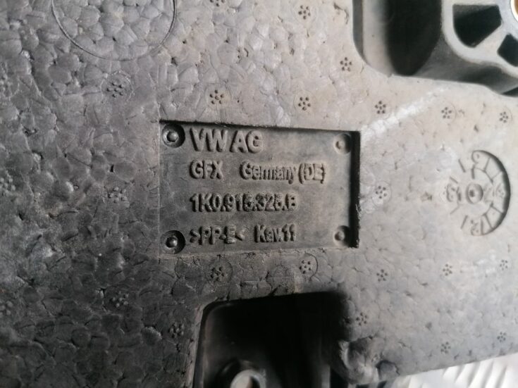 Akumulatora pamatnes kronšteins priekš VW GOLF VARIANT 2012 2