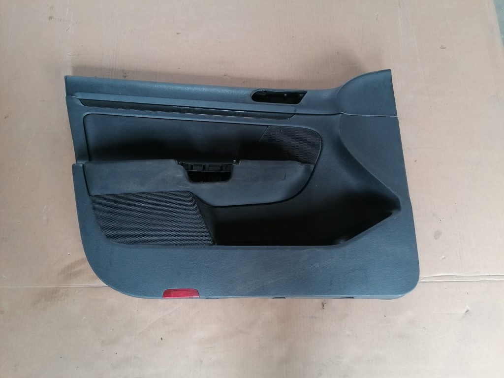 Priekšējo labo durvju apdare priekš VW GOLF VARIANT 2012 1 Priekšējo labo durvju apdare priekš VW GOLF VARIANT 2012