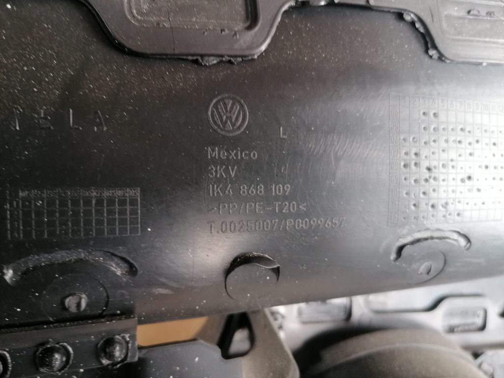 Priekšējo labo durvju apdare priekš VW GOLF VARIANT 2012 3 Priekšējo labo durvju apdare priekš VW GOLF VARIANT 2012