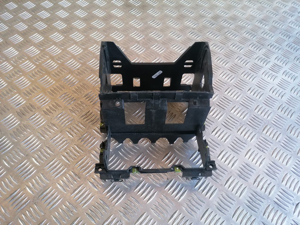 Automašīnas radio kronšteins priekš VW GOLF VARIANT 2012 1 Automašīnas radio kronšteins priekš VW GOLF VARIANT 2012