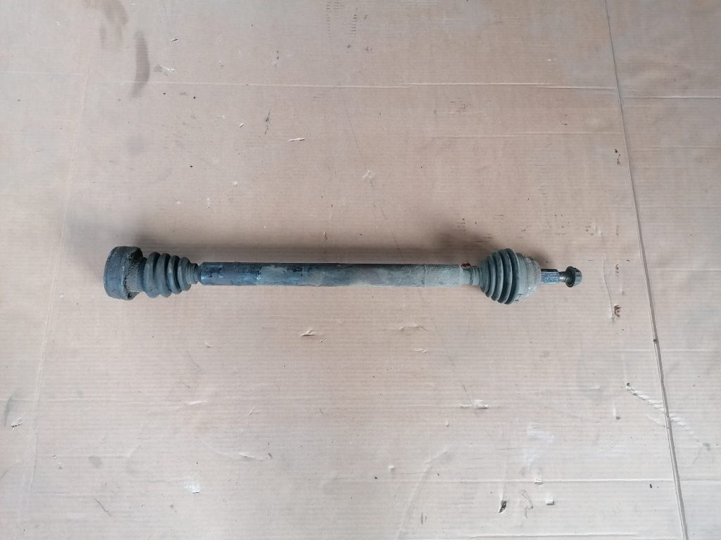 Pusass priekšēja labā priekš VW GOLF IV 1999 1 Pusass priekšēja labā priekš VW GOLF IV 1999