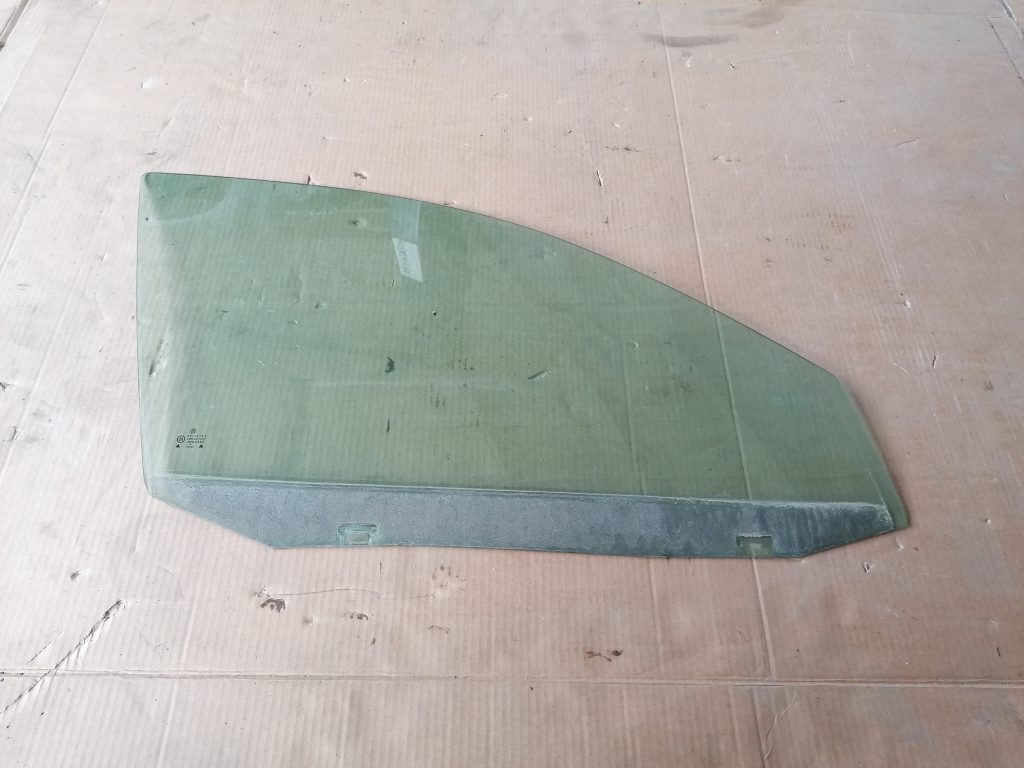 Priekšējo labo durvju stikls priekš VW GOLF IV 1999 1 Priekšējo labo durvju stikls priekš VW GOLF IV 1999