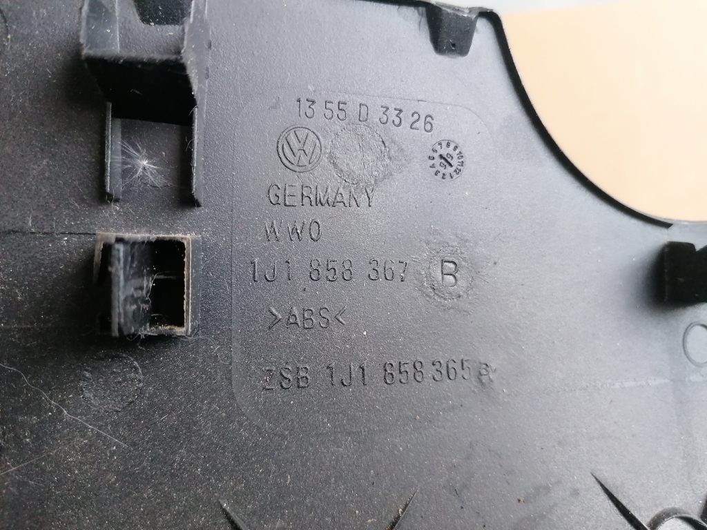 Mērinstrumentu paneļa apakšēja apdare priekš VW GOLF IV 1999 3 Mērinstrumentu paneļa apakšēja apdare priekš VW GOLF IV 1999